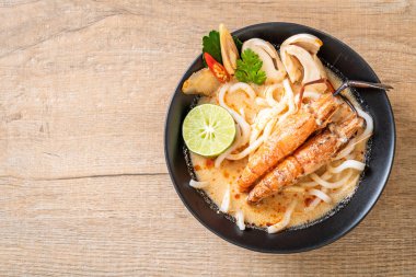 Baharatlı karides udon ramen noodle (Tom Yum Goong) - Japon füzyon gıda tarzı