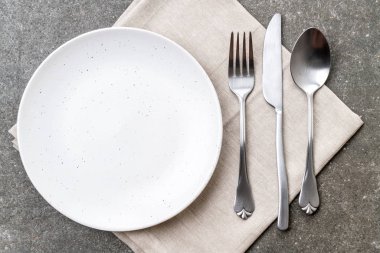 boş tabak kaşık çatal ve bıçak masada