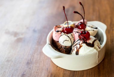 pişmiş hatmi ve dondurma kase ile çikolatalı kek