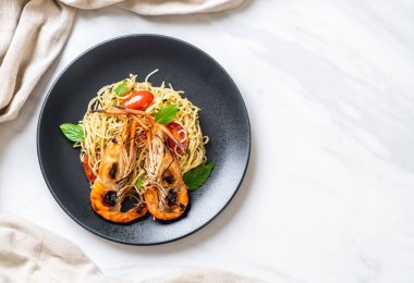 ızgara karides ve domates - İtalyan Füzyon gıda tarzı ile tavada kızartılmış spagetti