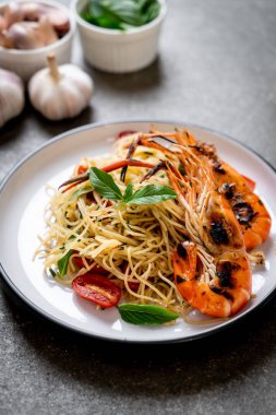 ızgara karides ve domates - İtalyan Füzyon gıda tarzı ile tavada kızartılmış spagetti