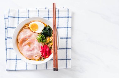 Baharatlı miso udon ramen noodle ile domuz eti - Japon gıda tarzı