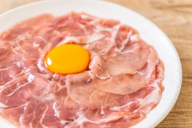 taze dilimlenmiş domuz ham yumurta pişirme veya shabu shabu ve sukiyaki yapma ile