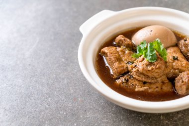 tatlı sos haşlanmış yumurta ile tofu kase