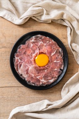 taze dilimlenmiş domuz ham yumurta pişirme veya shabu shabu ve sukiyaki yapma ile