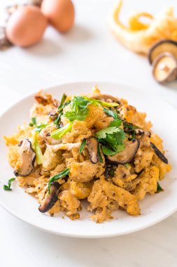 Tavada balık Maw plaka üzerinde