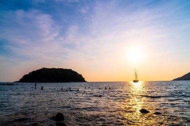 siluet tekne deniz ve okyanus güzel günbatımı gökyüzü - filtre efekti işleme tarzı ile