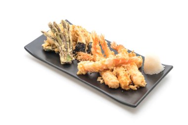 Beyaz arka plan üzerinde izole karides tempura (hırpalanmış kızarmış karides)
