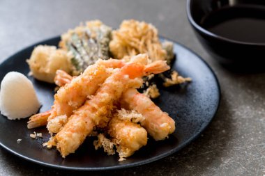 karides tempura (hırpalanmış kızarmış karides) sebze - Japon gıda tarzı