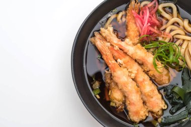 Udon ramen noodle ile beyaz arka plan üzerinde izole karides tempura