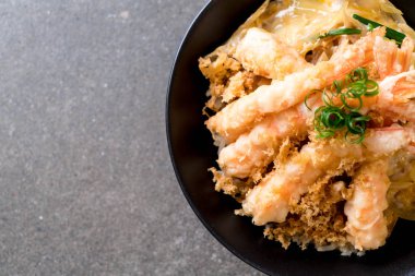 kızarmış karides tempura üzerinde beyaz surat - Japon yemekleri stil tepesinde