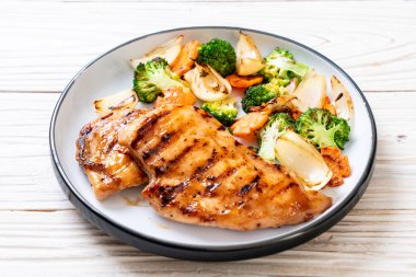 çukurunu tavuk göğsü biftek sebze (brokoli, havuç, soğan ile)