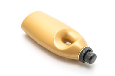 Beyaz arka plan üzerinde izole plastik deterjan şişeleri