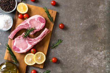 taze domuz pirzolası ham madde ile