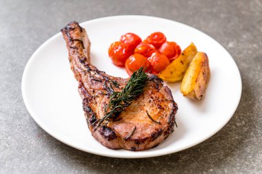 domuz eti biftek plaka üzerinde