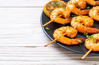 Limon - deniz ürünleri tarzı ile ızgara kaplan karides şiş