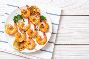 Limon - deniz ürünleri tarzı ile ızgara kaplan karides şiş