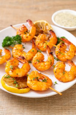 Limon - deniz ürünleri tarzı ile ızgara kaplan karides şiş