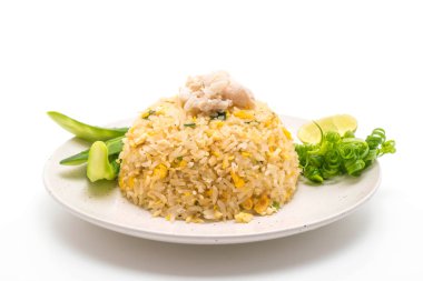 Beyaz arka plan üzerinde izole Yengeç kızarmış pilav