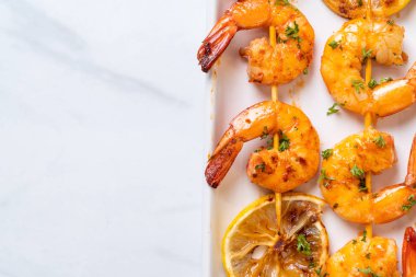 Limon - deniz ürünleri tarzı ile ızgara kaplan karides şiş