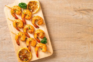 Limon - deniz ürünleri tarzı ile ızgara kaplan karides şiş