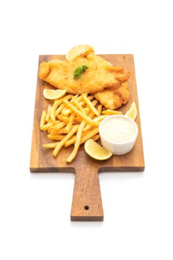 Balık ve cips beyaz arka plan üzerinde izole patates kızartması ile