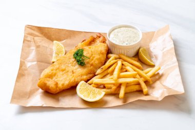 Balık ve patates kızartması. Sağlıksız yiyecekler.