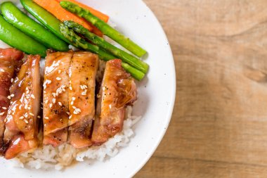 Teriyaki tavuk pilav kasesi - Asya gıda tarzı