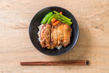 Teriyaki tavuk pilav kasesi - Asya gıda tarzı