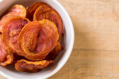 Kabın içinde kızarmış gevrek domuz pastırması