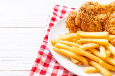 Kızarmış tavuk, patates kızartması ve nugget yemeği. Abur cubur ve sağlıksız yemek.