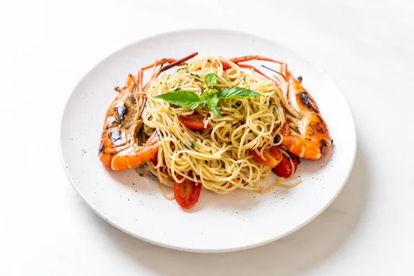 Stir Fried Spaghetti Grilled Shrimps Tomatoes Italian Fusion Food Style — Stock Photo, Image