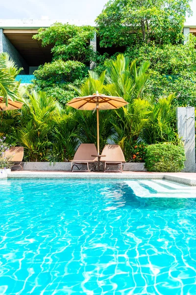 Parasol Stoel Rond Zwembad Hotel Resort Vakantie Concept — Stockfoto