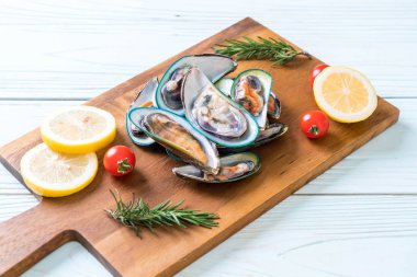malzemelerle ahşap tahta üzerinde taze midye