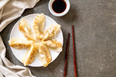 Japon gyoza 'sı ya da soya soslu hamur tatlısı.