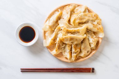 Japon gyoza 'sı ya da soya soslu hamur tatlısı.