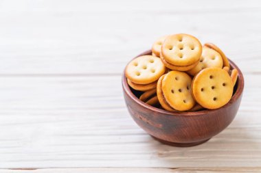 Hindistan cevizli bisküvi ve ananas reçeli.