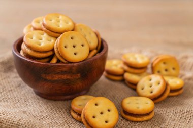 Hindistan cevizli bisküvi ve ananas reçeli.