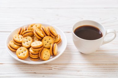 Hindistan cevizli bisküvi ve ananas reçeli.