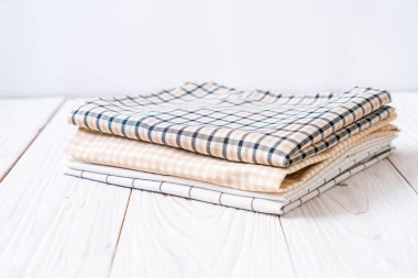 mutfak bezi (peçete) kopya alanı ile ahşap arka plan üzerinde