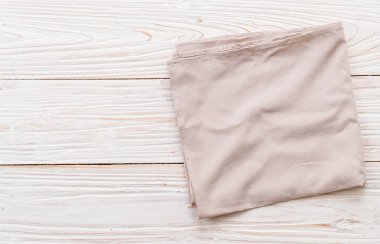 ahşap arka plan üzerinde mutfak bezi (peçete)