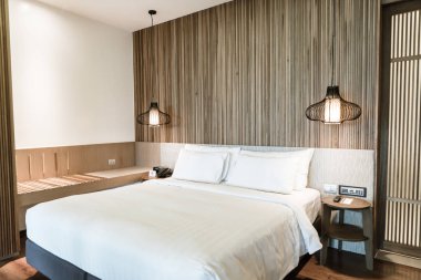 Otel yatak odası iç dekorasyonda yatak üzerinde rahat yastık