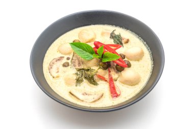 Beyaz arka plan üzerinde izole balık topu ile yeşil köri