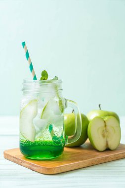 Yeşil elma soda ahşap masa üzerinde