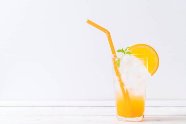 yanında da soda ahşap masa portakal suyu
