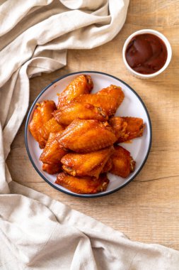 Barbekü tavuk kanadı sosu ile
