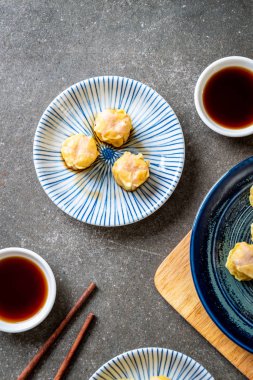 Karides Çince buğulanmış Dumpling sos ile