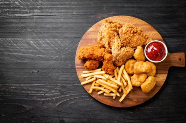 Kızarmış tavuk, patates kızartması ve nugget yemeği. Abur cubur ve sağlıksız yemek.