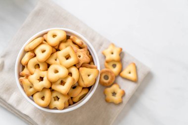 Kahveli bisküvi krakeri.