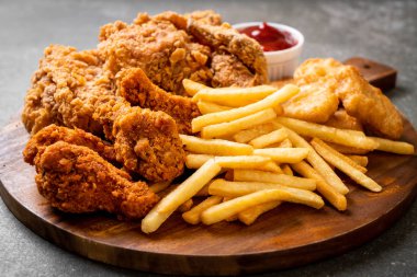 Kızarmış tavuk, patates kızartması ve nugget yemeği. Abur cubur ve sağlıksız yemek.